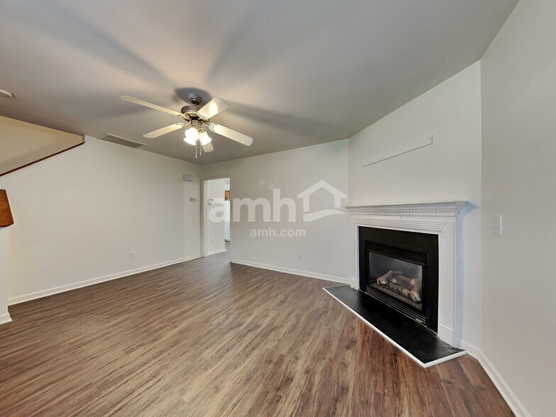 Building Photo - 606 3 Oaks Dr