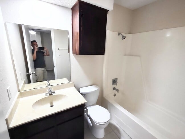 Building Photo - 2 Bedroom 2.5 bath apartment in residential south Denton area. Ecellent location.