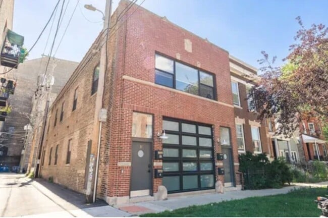 Building Photo - Gorgeous 2 bed 2 bath in the Uptown area