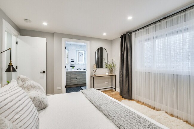 Building Photo - 6242 N Kenmore Ave