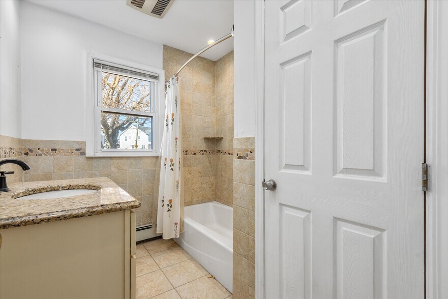 Building Photo - 2 Pirates Cv