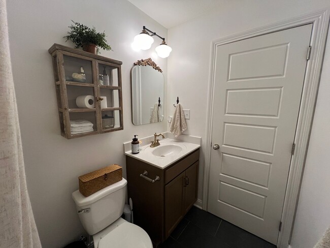 Building Photo - 3 Bedroom 2 Bathroom Home