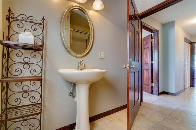 Building Photo - 215 Garden Cir