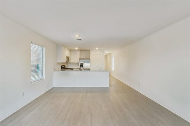 Building Photo - 14910 Parkway Center Ave