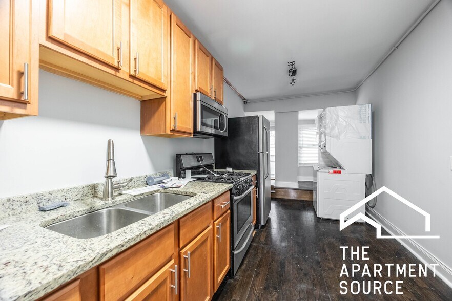 Building Photo - 2551 W Fullerton Ave