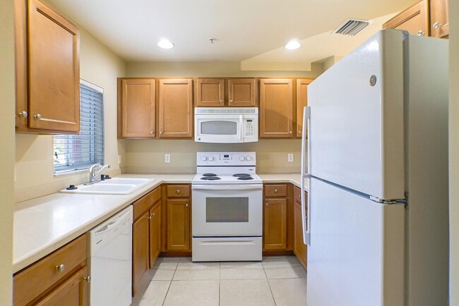Building Photo - Spacious Townhouse in a Gated community in...
