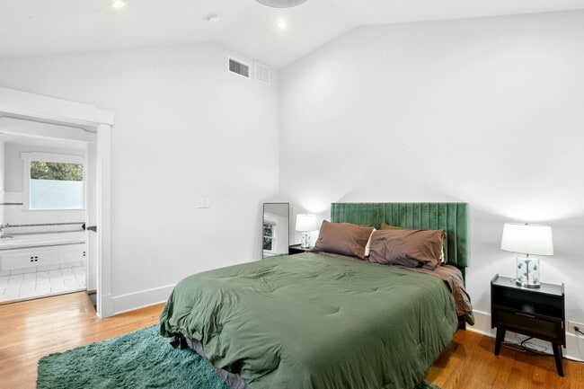 Building Photo - 1206 W 22 1/2 St