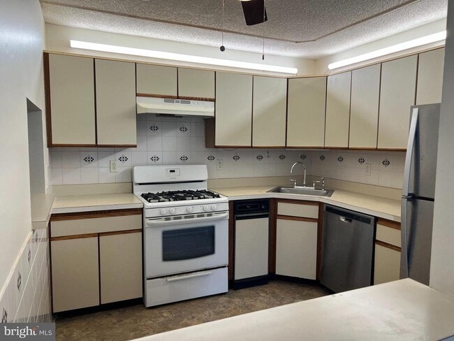 Building Photo - 19 Mendrey Ct