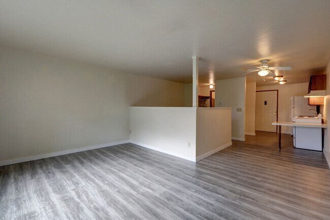 Building Photo - $500 Visa Card Plus 1 Month Free!! Nice Corner Unit Studio Apartment, Great Location!