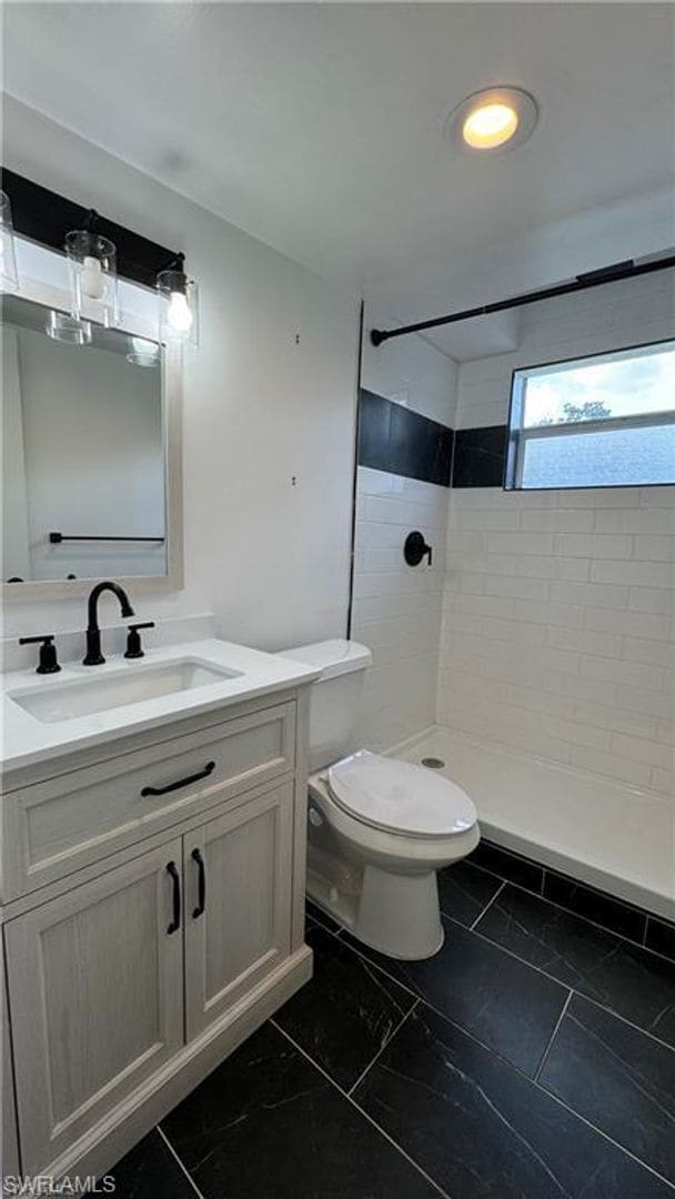 Building Photo - 2/2 Condo close to downtown Bonita