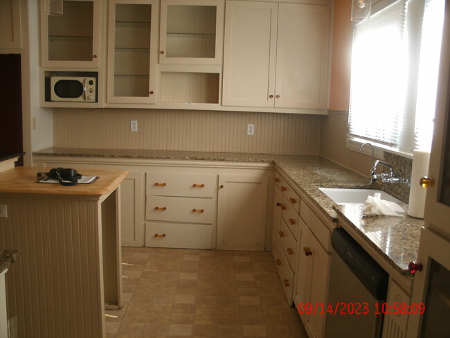 Building Photo - 1056 E 1st St