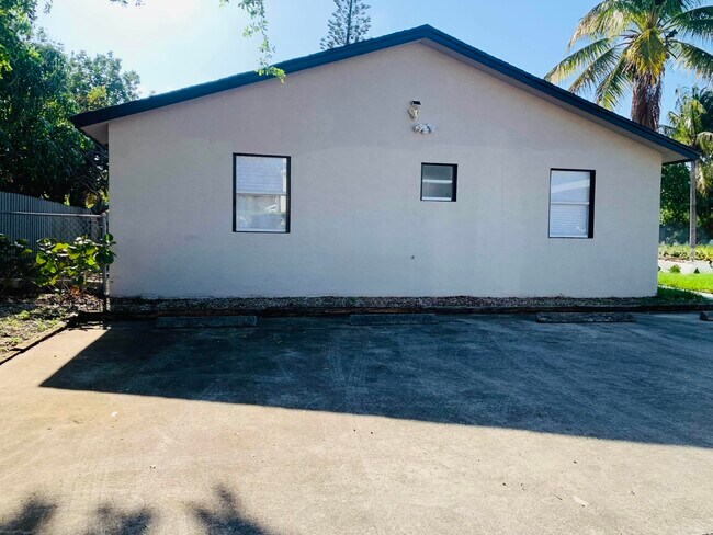 Building Photo - 707 2nd Ave S