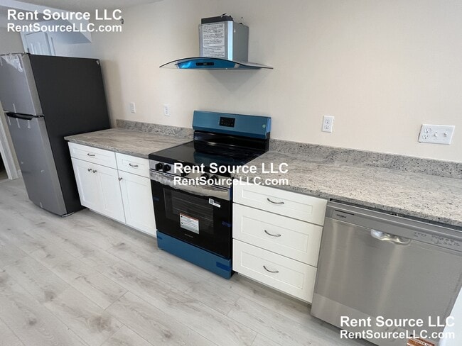 Building Photo - 612 Main St