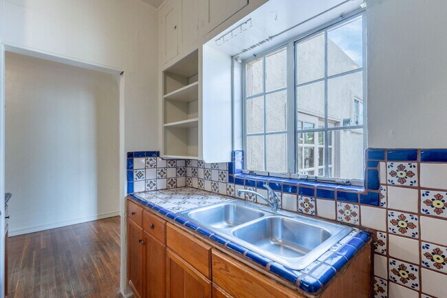 Building Photo - 241 S Cherry Ave