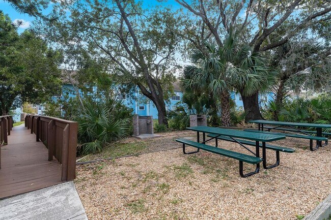 Building Photo - 2735 N Poinciana Blvd