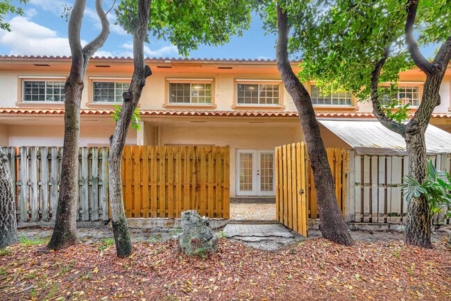 Building Photo - 3055 Riverside Dr