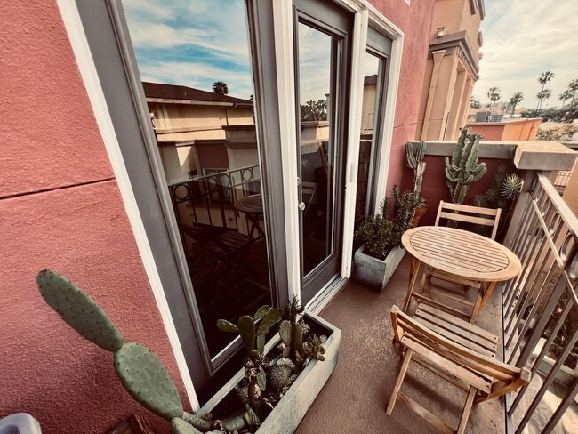 Building Photo - Renovated Uptown District Top Floor Condo in the Hillcrest