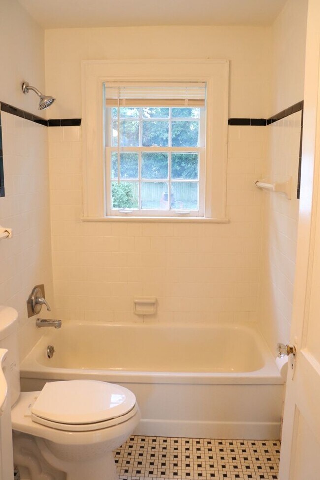 Building Photo - 2- Bedroom Bungalow Beauty