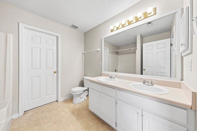 Building Photo - Charming home in IDEAL location!!!