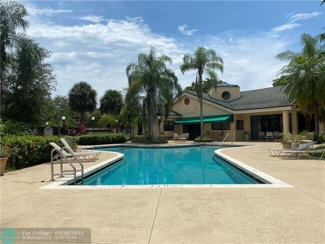 Building Photo - 9999 Summerbreeze Dr