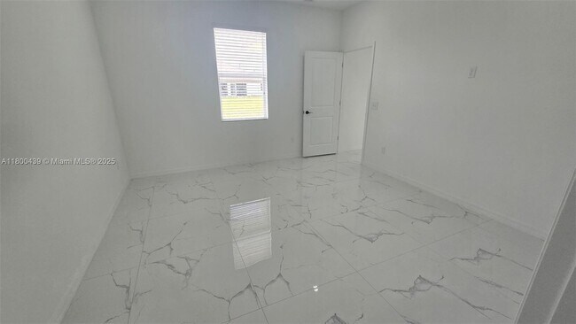 Building Photo - 2809 64