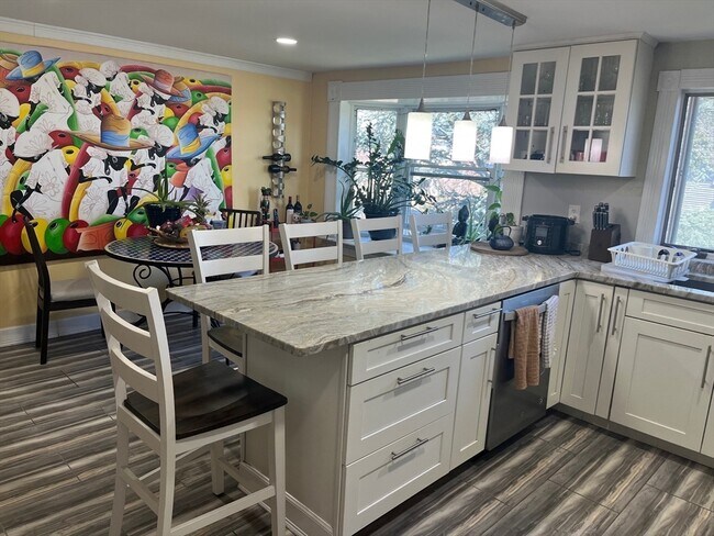 Building Photo - 94 Oakwood Ave