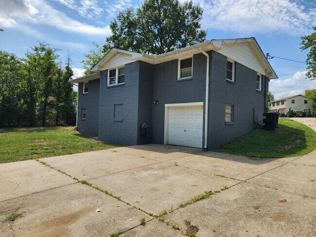 Building Photo - NEWLY REMODELED 3BR, 2BA Duplex Unit in He...