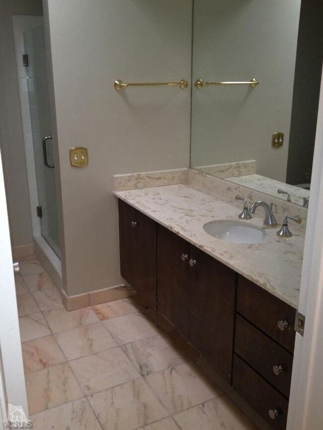 Building Photo - 2 bed, 2 bath Condo located in the heart o...