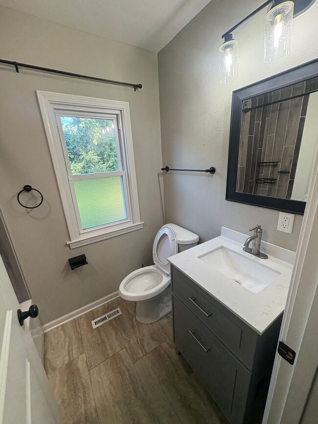 Building Photo - Rare Tosa single family!