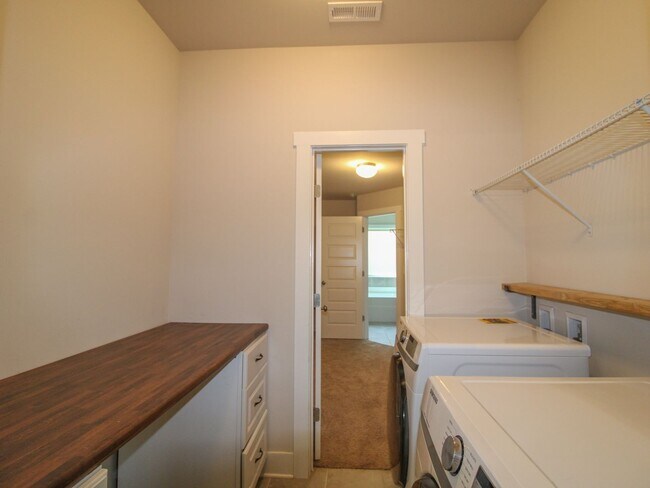 Building Photo - Great Location near Edgewater and Toyota F...