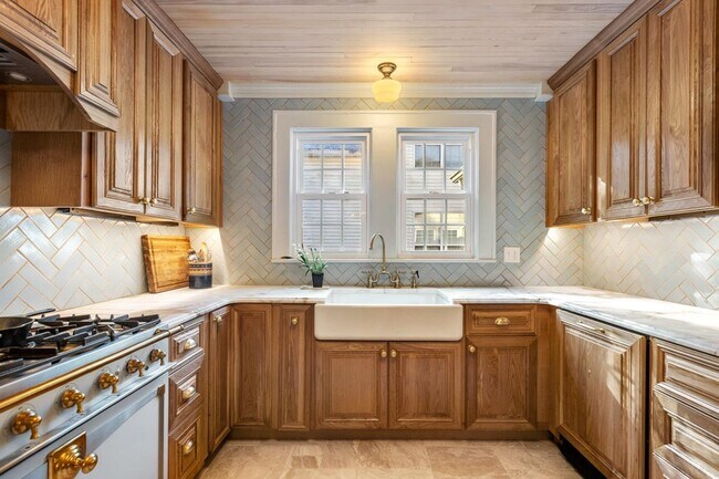 Building Photo - 821 Ingleside Ave