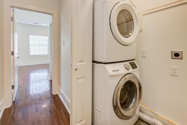 Building Photo - 1721 Thompson St