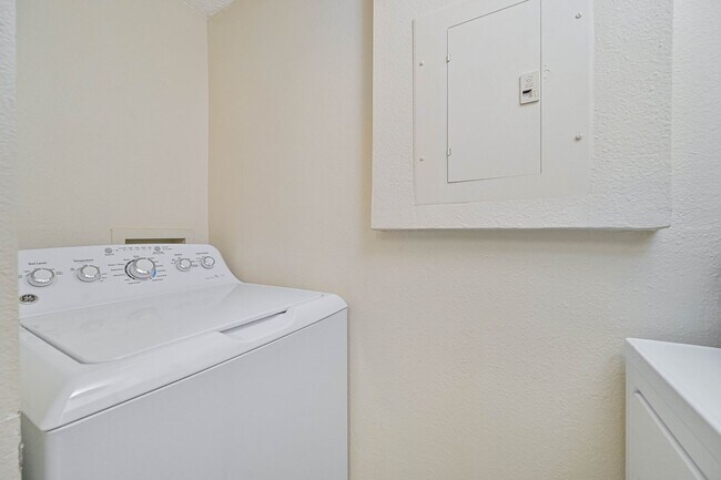 Building Photo - NOW AVAILABLE - Updated 1st Floor Condo in Bonita!