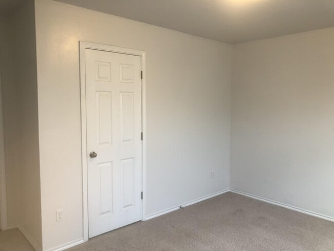 Building Photo - 3400 SE 94th St