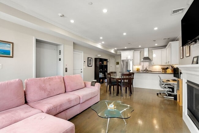 Building Photo - 205 W 8th St