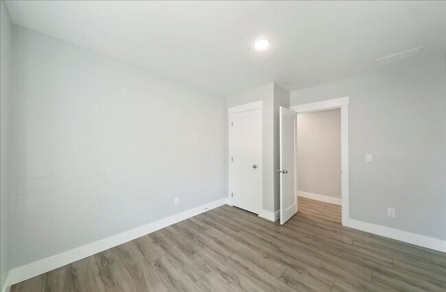 Building Photo - Bright, Spacious Home in Prime Southeast B...
