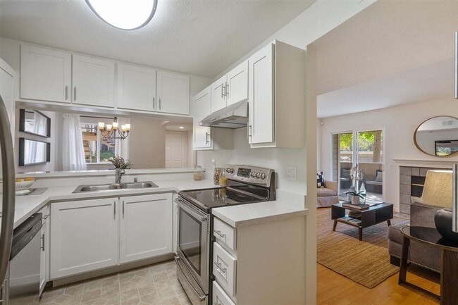 Building Photo - Resort Style Oakland Condo with Private Terrace