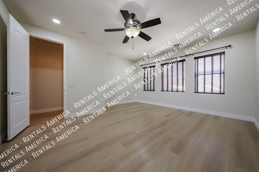 Building Photo - 1081 N Mason Dr
