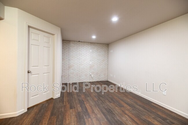 Building Photo - 1113 Banjo Ct