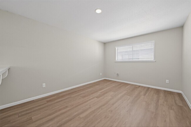 Building Photo - 427 Hollyvale Dr