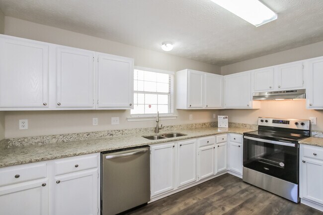 Building Photo - Fantastic 3bd/2ba home! Coming soon!