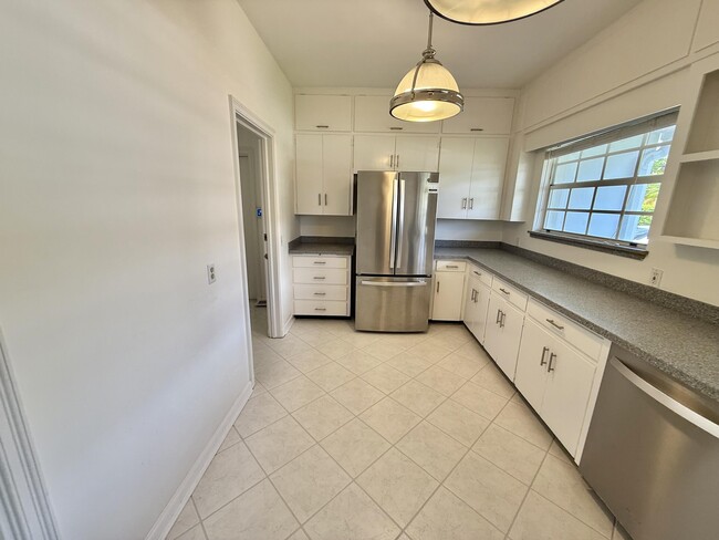 Building Photo - 206 Russlyn Dr