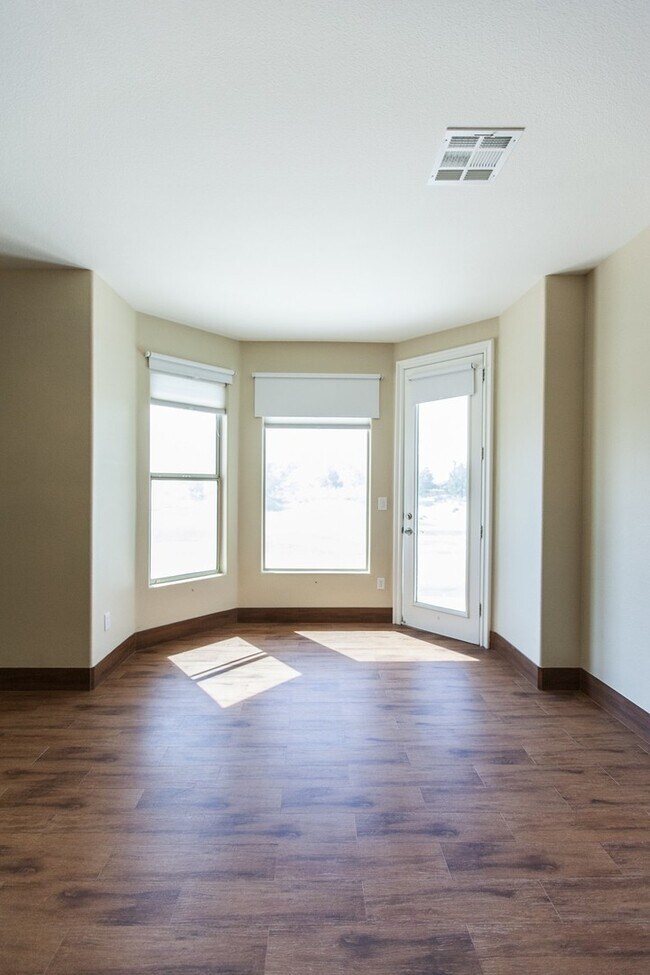 Building Photo - Rhodes Ranch Golf Course View