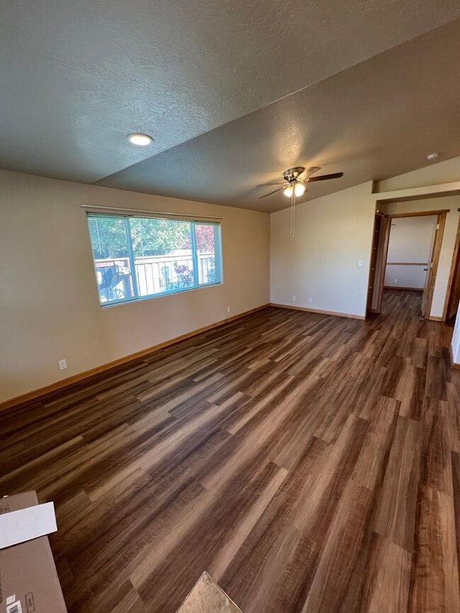 Building Photo - 2-bedroom 1-bathrroom Duplex