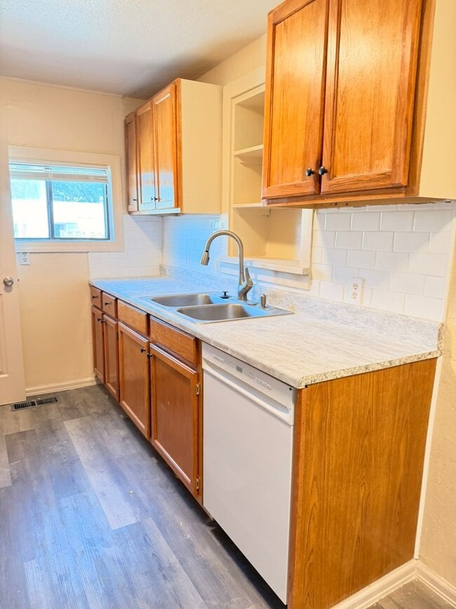 Building Photo - Cute House - 3Bed 1Bath - ONE Block from CMU!!!