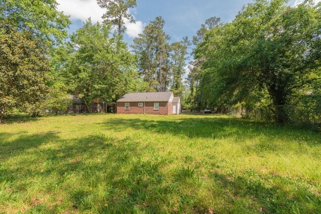 Building Photo - $950 - 3 bed/1 bath single-family home for rent, all electric! - Section 8 welcome!