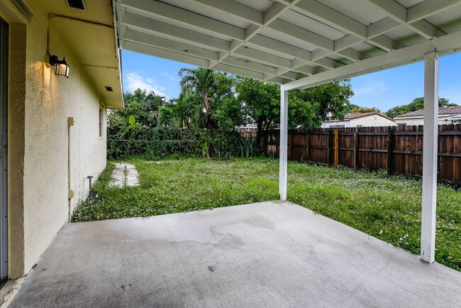 Building Photo - 5201 N Andrews Ave