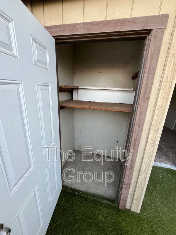 Building Photo - 4042 W Meadow Ave