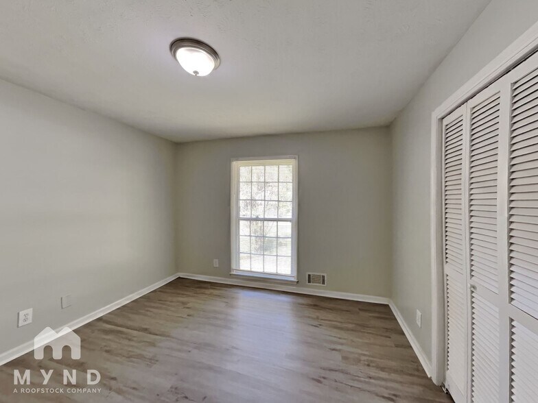 Building Photo - 2121 W Chester Cir SE