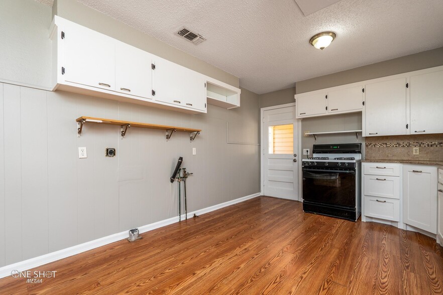 Building Photo - 1002 S San Jose Dr